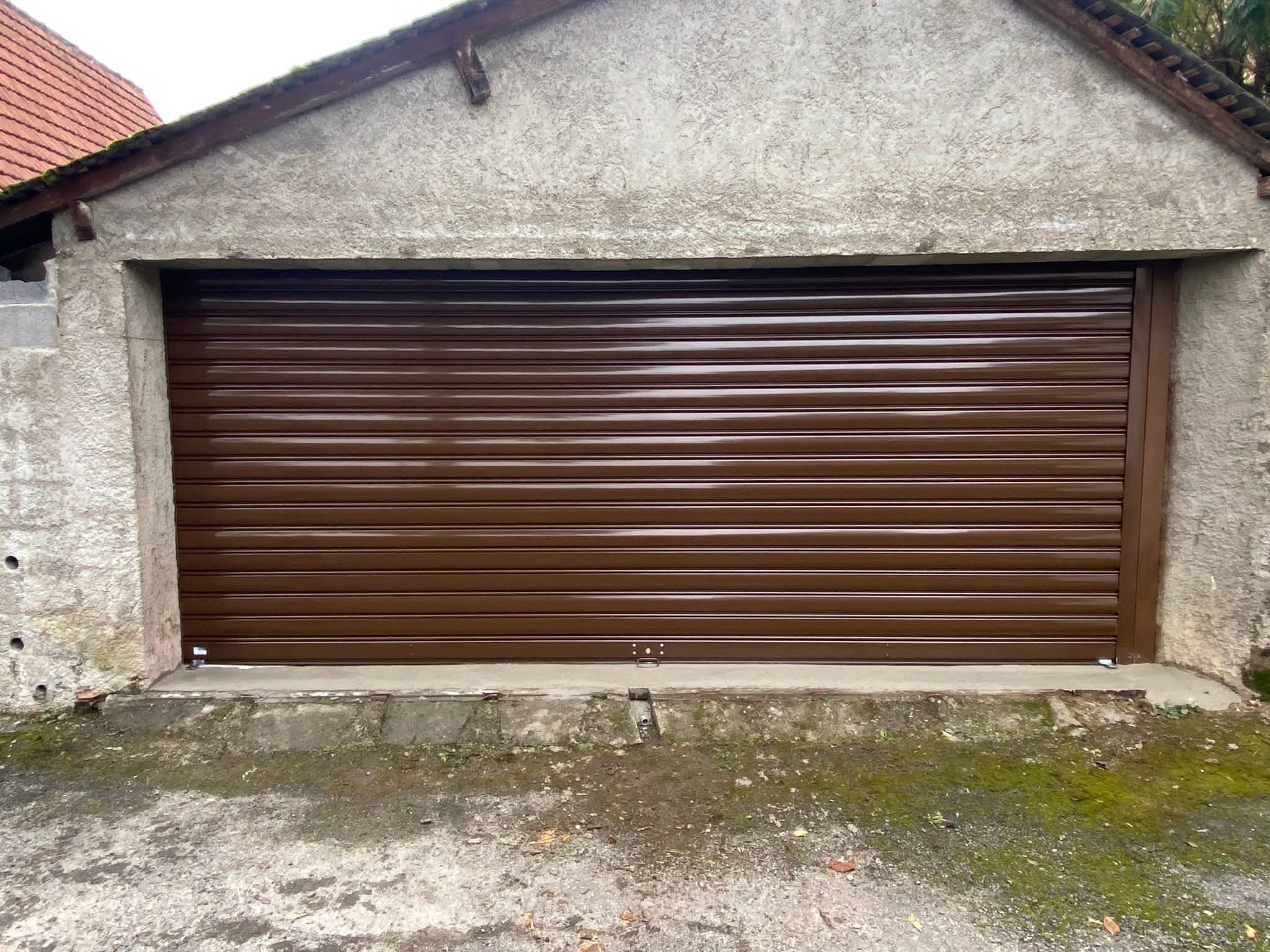 Porte de garage enroulable motorisée installée par Dumont Automatismes