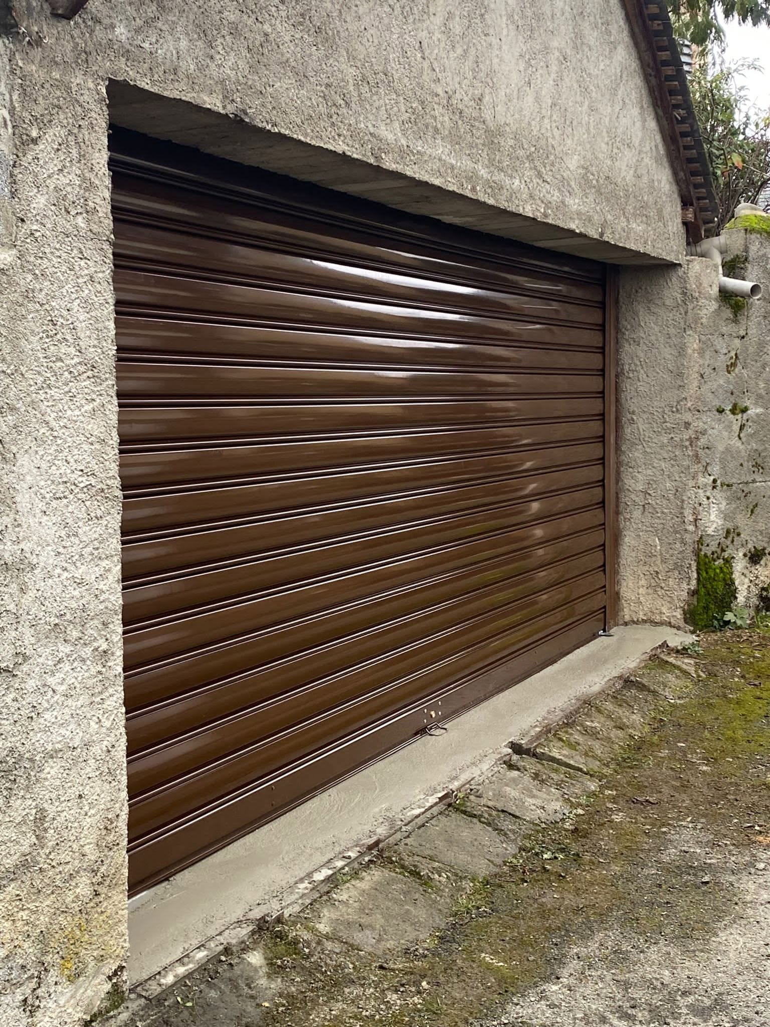 Porte de garage motorisée installée par Dumont Automatismes