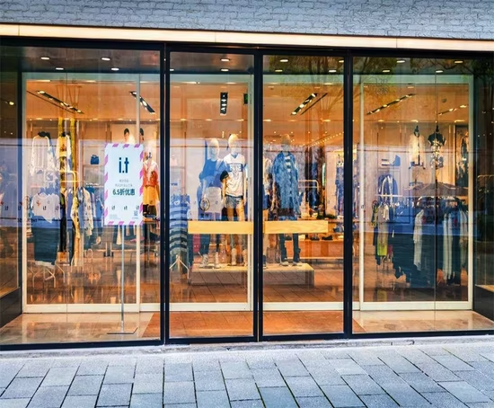 Porte automatique coulissante de magasin installée par Dumont Automatismes