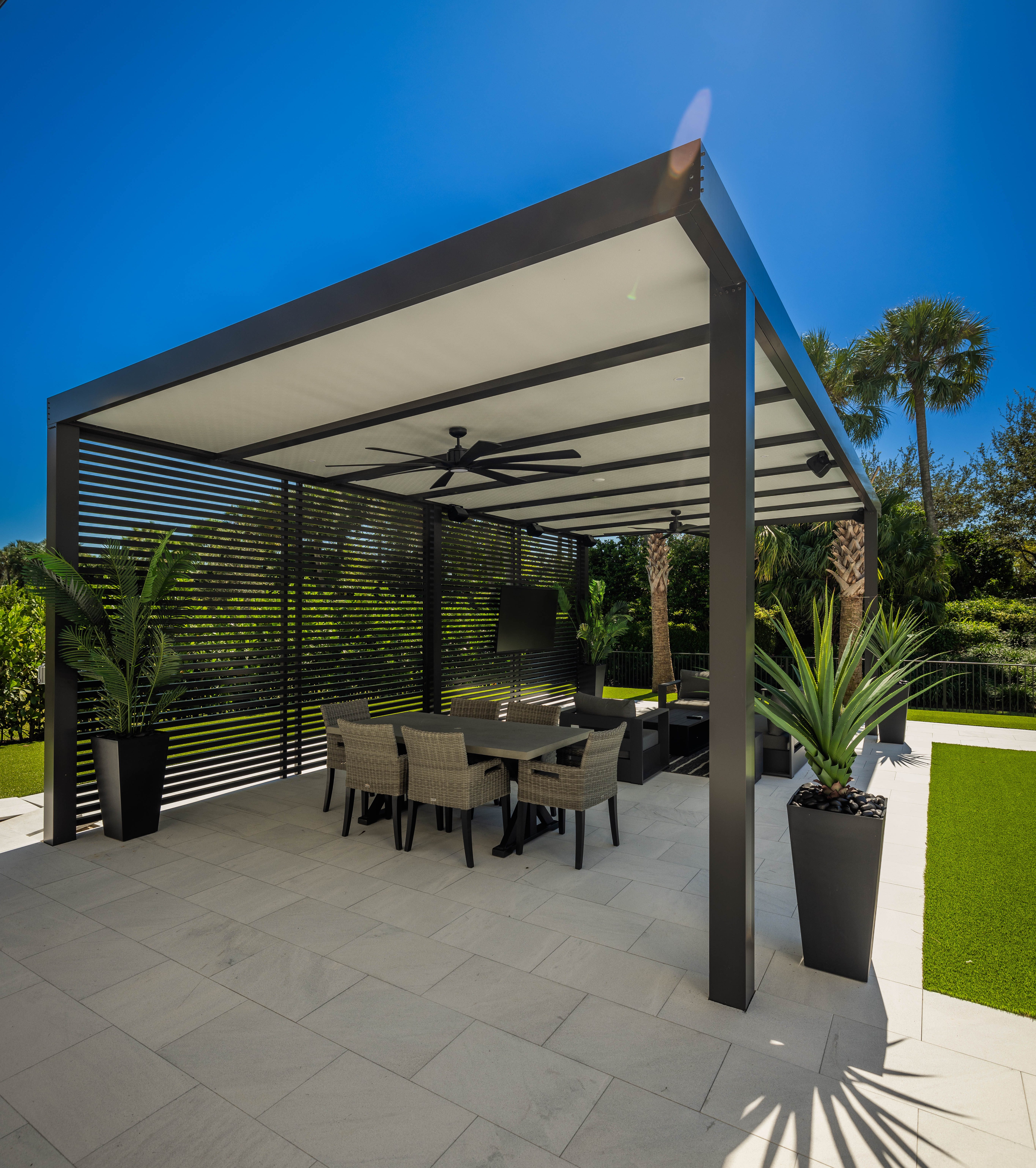 Pergola bioclimatique et espace de vie extérieur aménagé par Dumont Automatismes